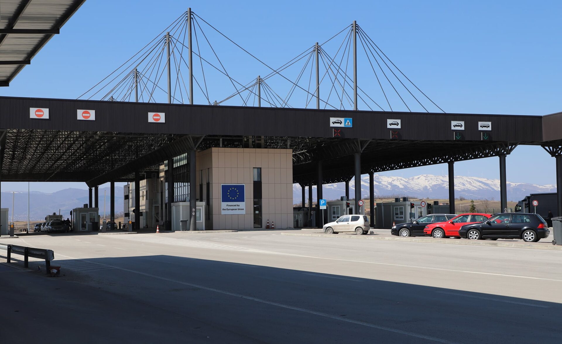 Mëngjesi pa pritje të gjata në pikat kufitare të vendit