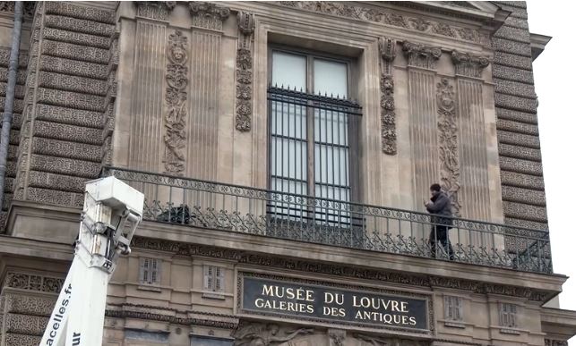 Muzeu i Luvrit instalon shufra sigurie në ballkonin e përdorur për grabitje