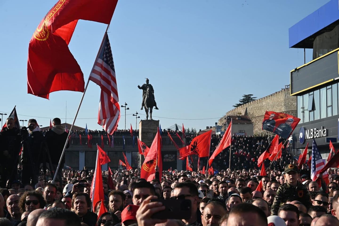 OVL UÇK falënderon qytetarët për pjesëmarrjen në protestën e Shkupit