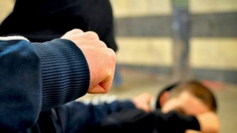 rrahje-ne-podujeve-nje-person-dergohet-ne-mbajtje