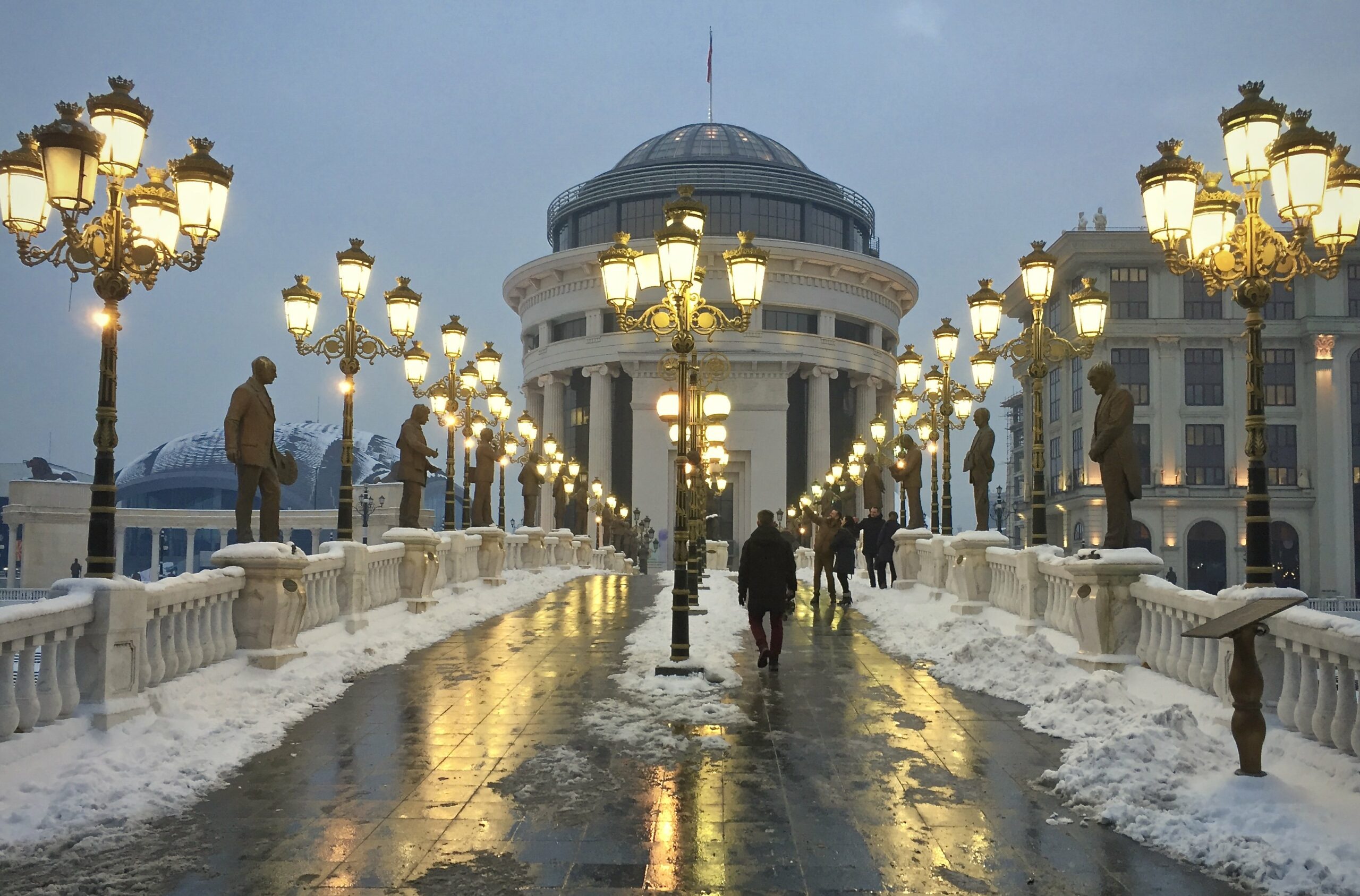 Maqedonia e Veriut shpall gjendje krize për energjinë elektrike  shkak bllokadat e fermerëve grekë