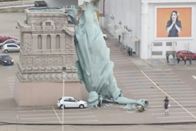 Era e fortë rrëzon Statujën e Lirisë në Brazil  VIDEO 