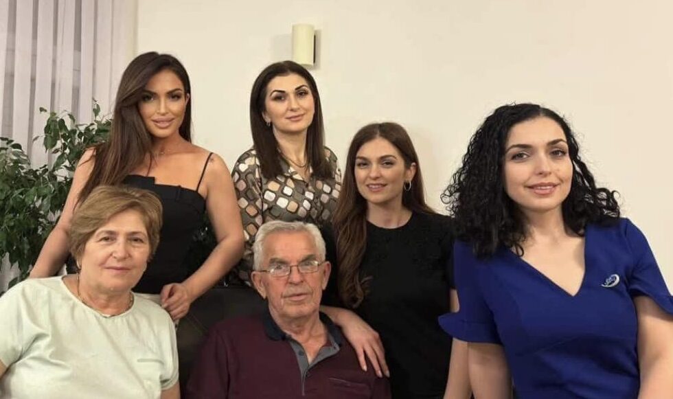 Osmani rrëfen fëmijërinë në Klan Kosova  Babanë ma dëbuan nga puna e ma burgosën  VIDEO 