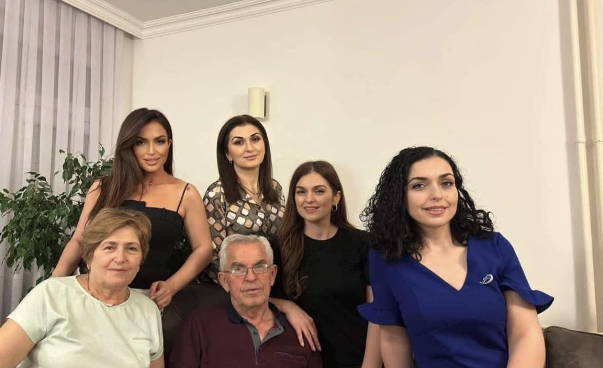 Osmani rrëfen fëmijërinë në Klan Kosova: Babanë ma dëbuan nga puna e ma burgosën (VIDEO)