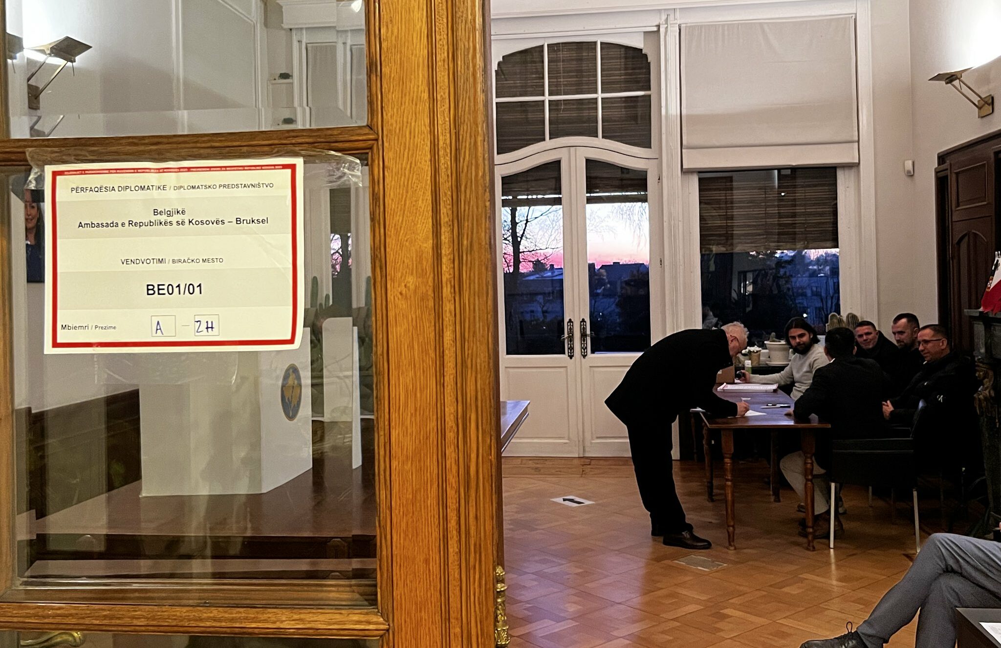 Elezi  Deri në ora 09 00  mbi një mijë qytetarë votuan në përfaqësi diplomatike