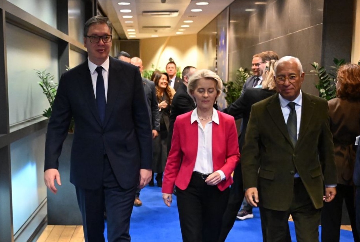 Vuçiqi në Bruksel  para kamerave  zbulon  pa dashje   Sapo mora një mesazh nga Moska