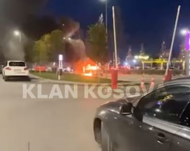 Një veturë kaplohet nga flakët në rrugën Prishtinë   Lipjan  VIDEO 