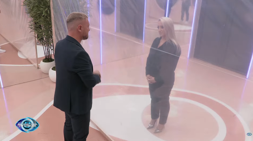 LIVE   Heroina ime   Labi i emocionuar   puth këmbët e gruas  VIDEO 