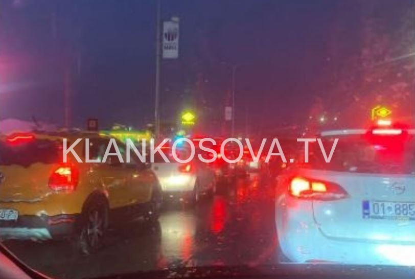 ne-kolone-qe-1-ore-e-gjysme-fluksi-i-madh-i-veturave-bllokon-rrugen-prishtine-ferizaj