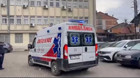 Autoambulanca mbërrin në Gjykatën e Prizrenit, dikujt dyshohet se iu përkeqësua shëndeti (VIDEO)