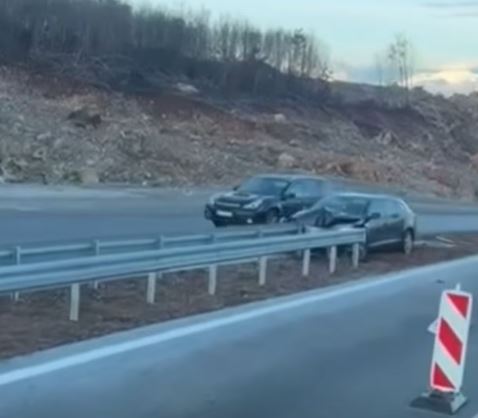 Vetaksident në Dollc  vetura përplaset në mbrojtëset e rrugës