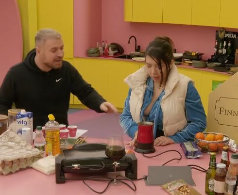 Alba e nervozuar me Labin  Pse iu këndon këngë dashurie Limit dhe Dolces   VIDEO 