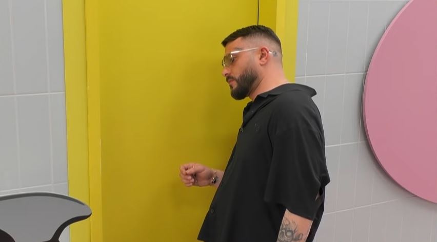 Alba futet në banjo pas gjendjes së rënduar emocionale  Limi i rri tek dera  VIDEO 