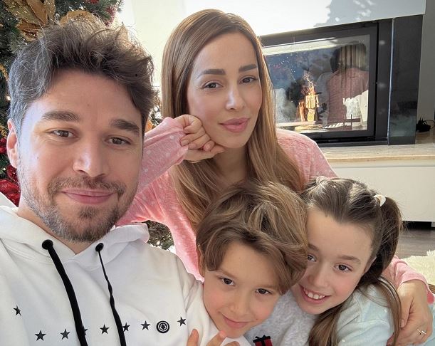 Alban Skenderaj uron Vitin e Ri me një foto familjare  Shëndet e dashuri për gjithçka që vjen