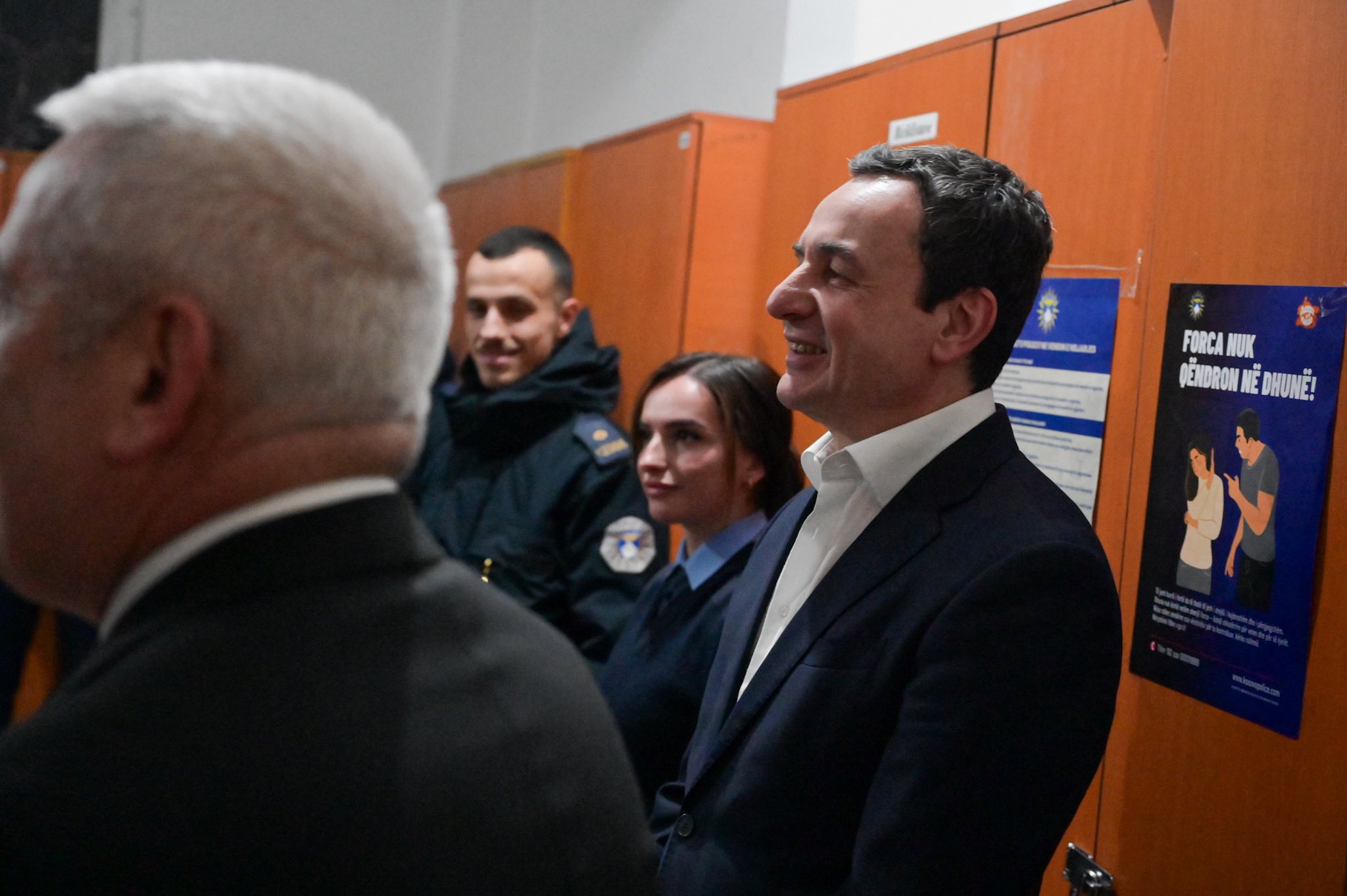 Në natën e Vitit të Ri  Kurti te policët dhe ushtarët e Kosovës