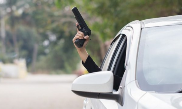 Arrestohet një person në Skenderaj, shtiu me armë nga vetura