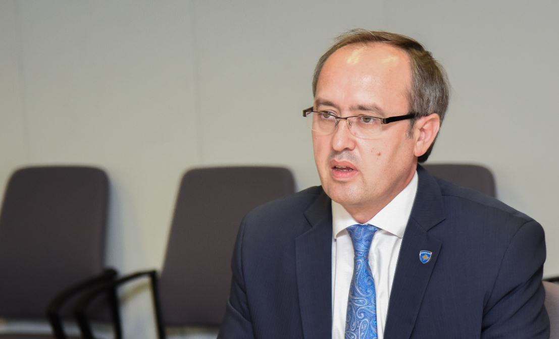 Kurti “zbutet” ndaj Ligjit për të huajt, Hoti: Po normalizohet funksionimi i strukturave paralele