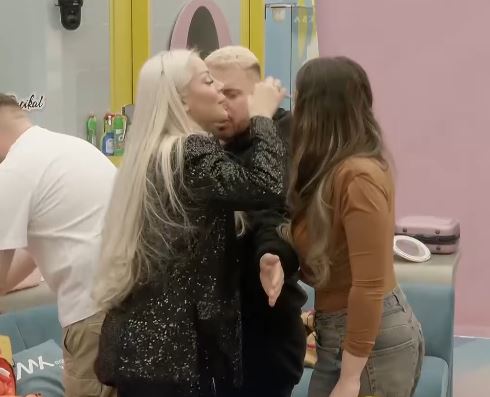 Eskalon situata: Alba përplaset me banorët për Limin (VIDEO)