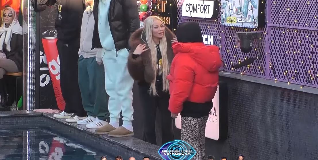  Halla jem ma e bukura   Benita ngacmon Fjollën  VIDEO 