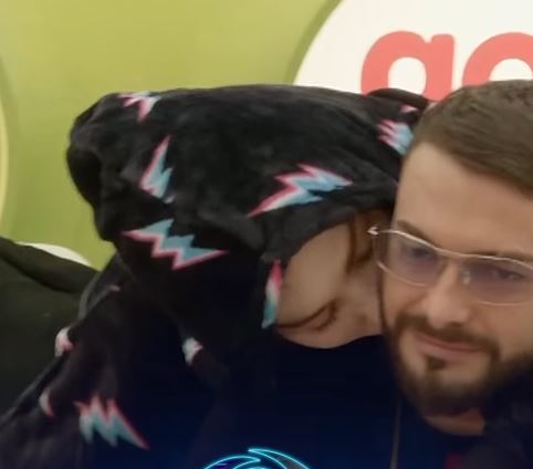 Bia e puth në qafë Limin  Alba e urren këtë  VIDEO 