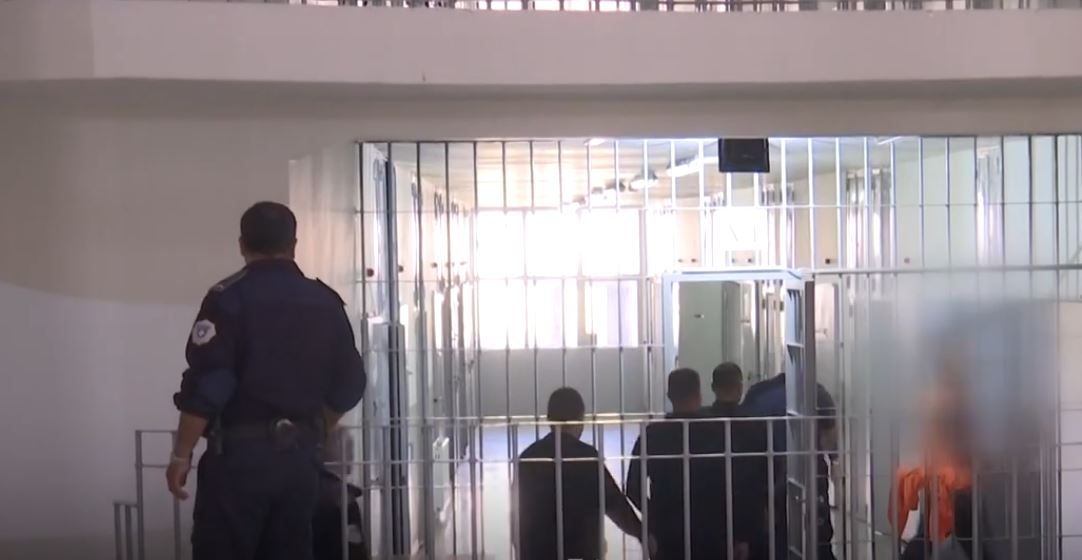 Mëshira e presidentes: Osmani fali një grua, asnjë të burgosur tjetër (VIDEO)