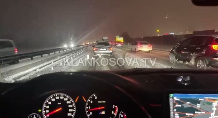 Mërgimtari bllokohet që disa orë në autostradën e Sllovenisë për shkak të kushteve të rrugës