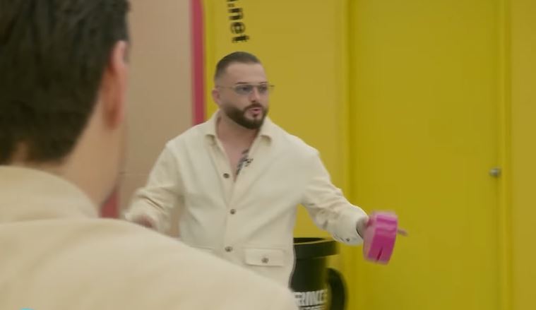 Momenti kur Limi u fut në shtëpi  puthje për Bian dhe shtrëngim duarsh me Albën  VIDEO 