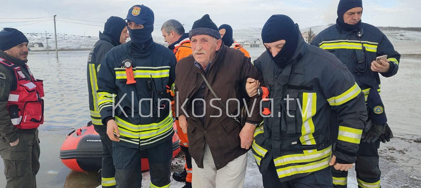 Zjarrfikësit dhe shpëtuesit në ndihmë të banorëve në Lismir e Fushë Kosovë (FOTO)