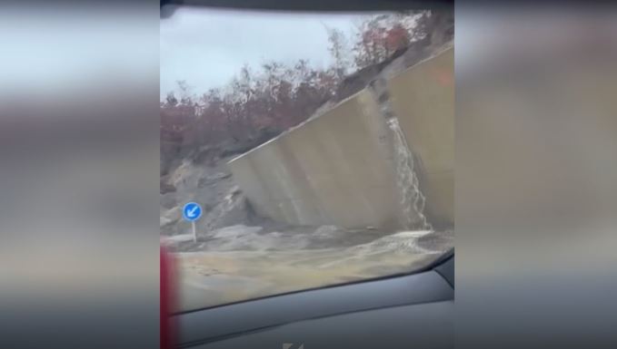 Udhëtarët i  tuten  shembjes së murit në rrugën Gjakovë   Klinë  VIDEO 
