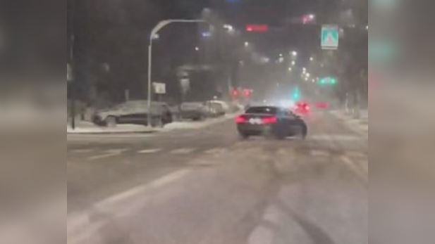 Bënte "stila" me veturë në Prishtinë, Policia e gjobit  me 150 euro