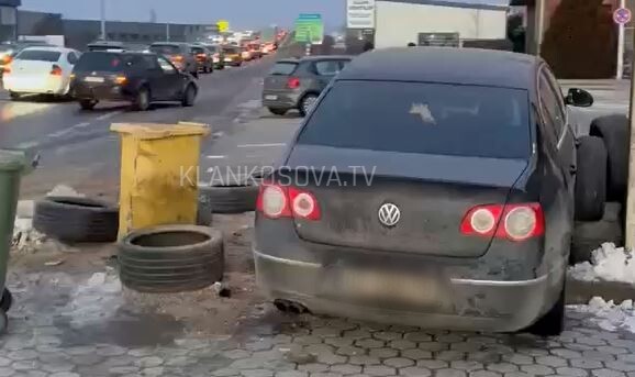 Rruga me ngrica  aksidentohen dy vetura në magjistralen Prishtinë   Pejë