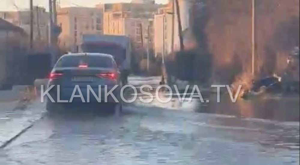 Uglare nën ujë  veturat kalojnë me vështirësi  VIDEO 