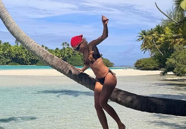 Rita Ora tregon format e saj të jashtëzakonshme me bikini
