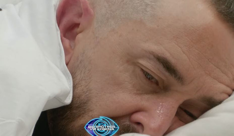 Arditi shpërthen në lot  i emocionuar nga tingujt e muzikës  VIDEO 