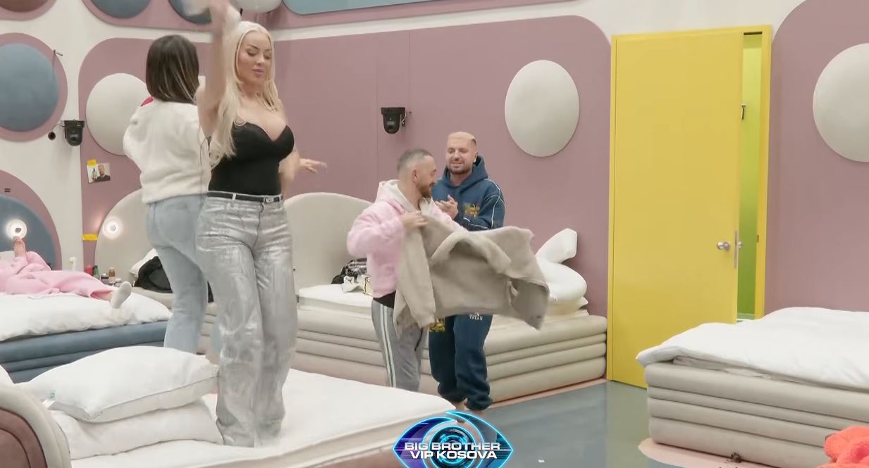 Labi këndon live  banorët ndezin atmosferën duke vallëzuar  VIDEO 