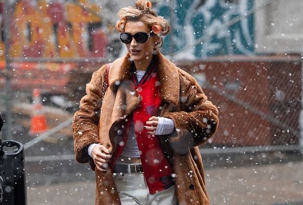 Bella Hadid pozon me shumë stil në dëborë