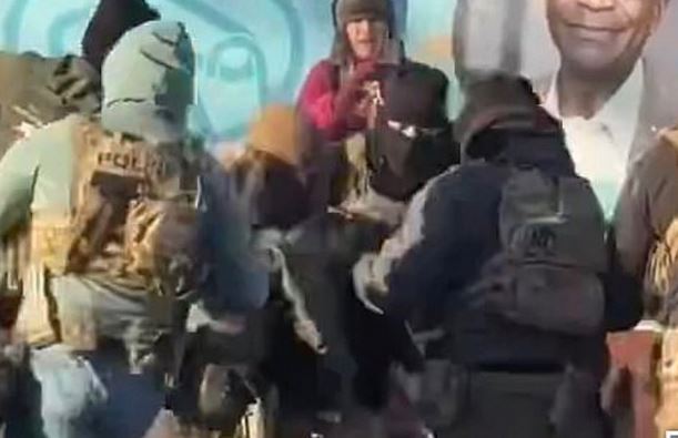 Dalin pamjet kur agjentët e imigracionit qëllojnë për vdekje 37-vjeçarin në Minneapolis (VIDEO)