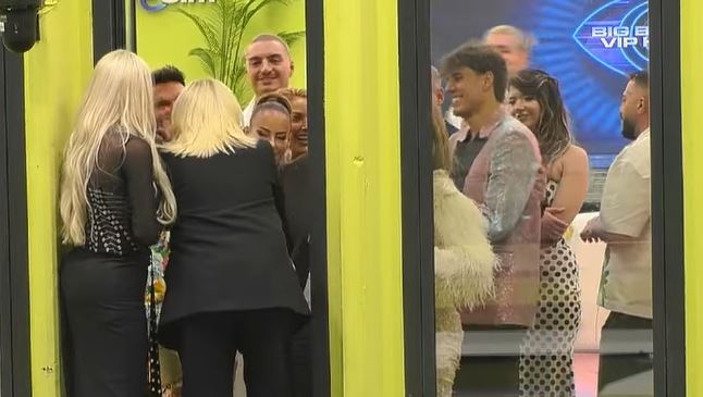 "Limi kujdes ti pak..." - Nëna e Benitës u drejtohet me disa fjalë banorëve (VIDEO)
