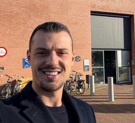 Endrit Thaçi viziton babanë në Hagë  Duke i numëruar ditët kur nga ky objekt do të dalë me shokët e tij