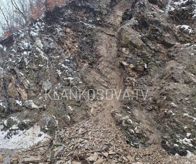 Shembet një pjesë e dheut në rrugën Mitrovicë-Bajgorë (FOTO)