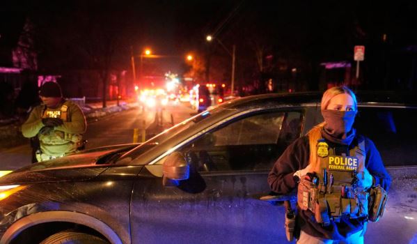 Agjenti i ICE plagos një burrë në Minneapolis