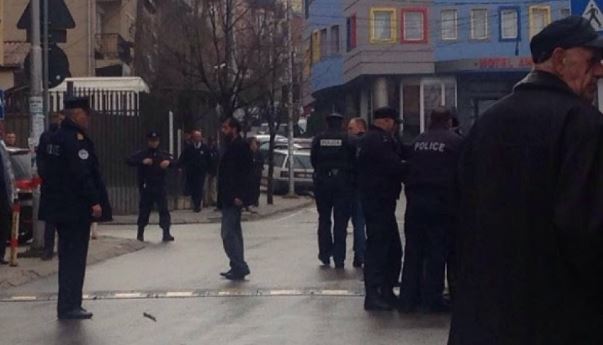 Incident i rëndë në Mitrovicë  Taksisti serb rrah punëtorin shqiptar  VIDEO 