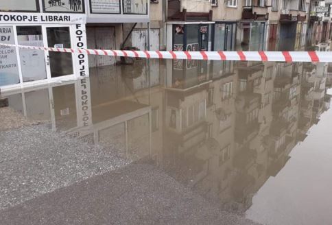 Shtatë familje u evakuuan si pasojë e vërshimeve në Fushë Kosovë (VIDEO)