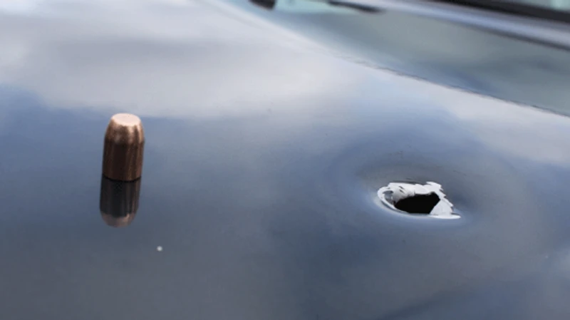 Dëmtohen disa vetura nga predhat gjatë festimeve të Vitit të Ri në Prishtinë