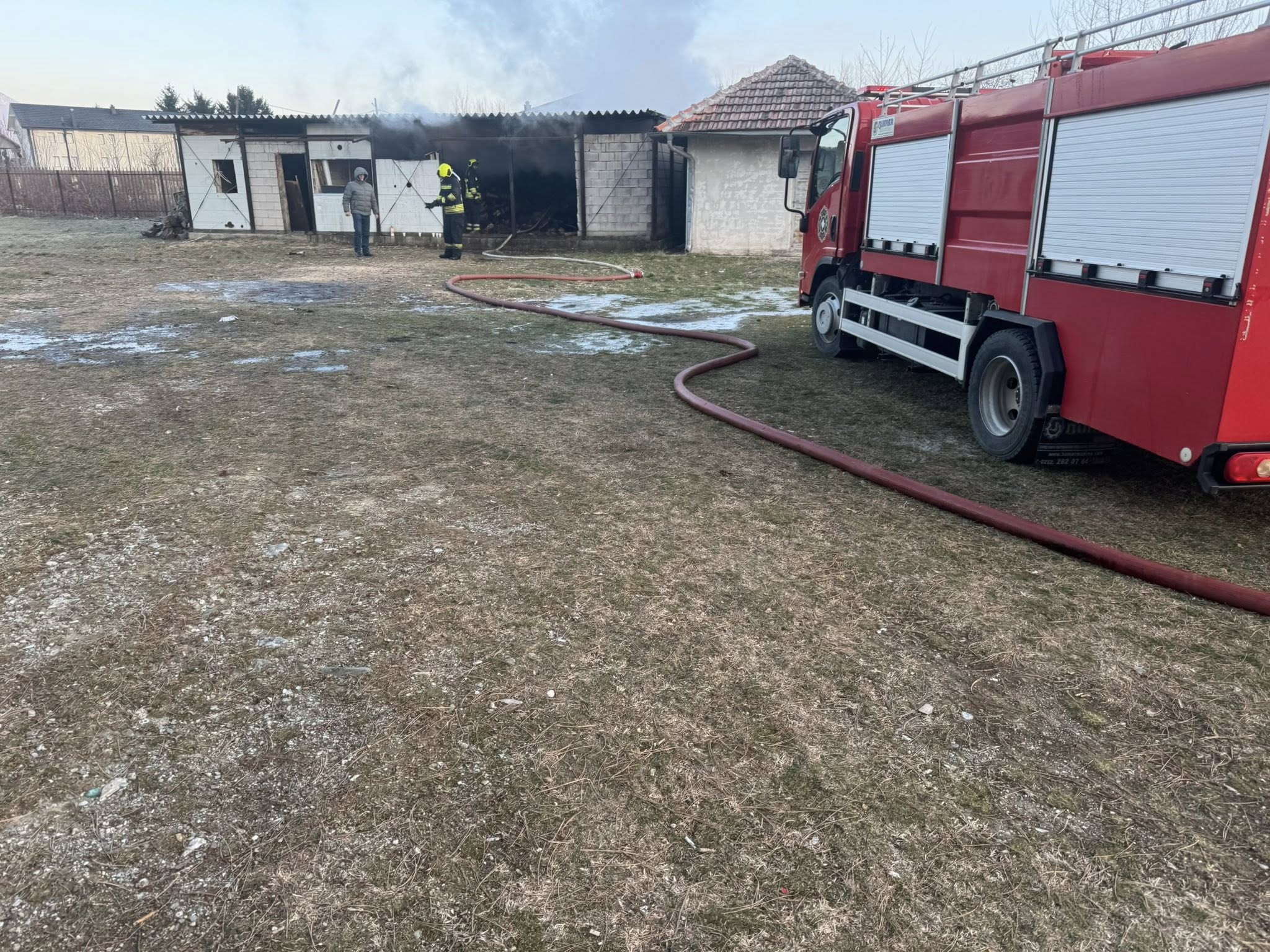 Përfshihen nga zjarri drutë brenda hapësirës së shkollës “Sylejman Vokshi” në Deçan