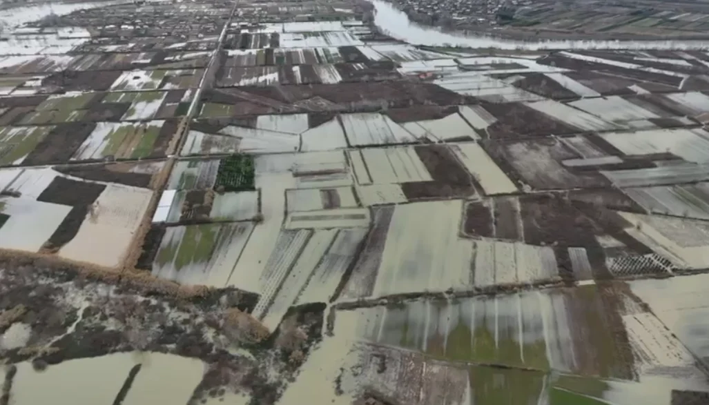 situate-kritike-ne-gjirokaster-dhe-durres-qindra-banesa-nen-uje-e-familje-te-evakuuara