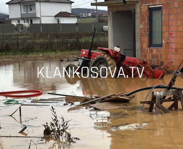 Traktori “zhytet” nën ujë në Lumnishte të Malishevës
