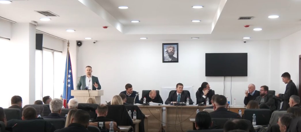 Kuvendi Komunal: S’bën zërimi, mikrofonat veç për hijeshi (VIDEO)