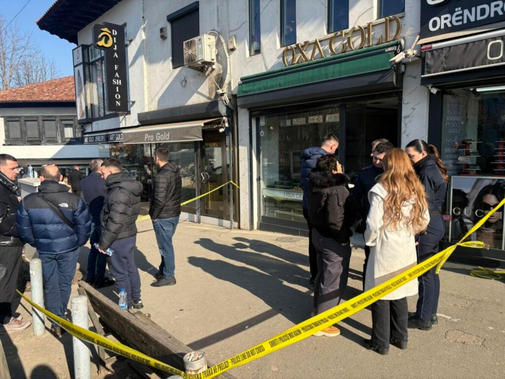 Plaçkitën ari në vlerë të mbi 600 mijë €  zbulohet se hajnat shpuan murin dhe u futën në argjendari