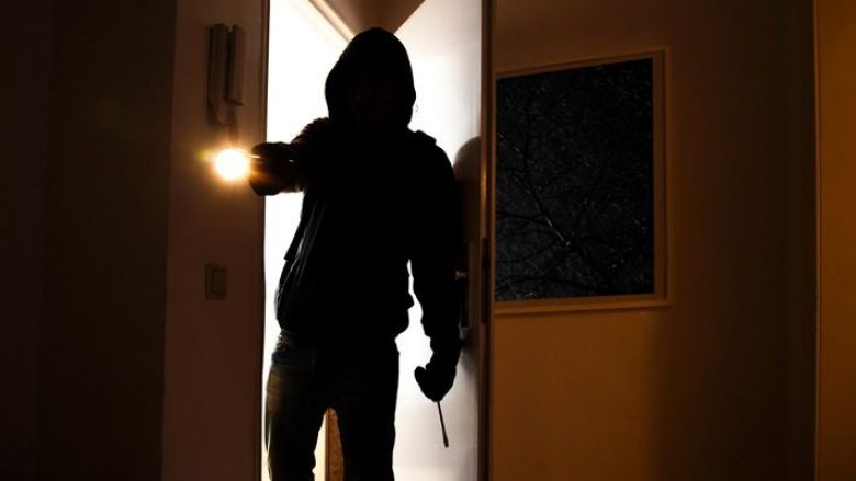 Dy raste të vjedhjes në Han të Elezit - grabiten stoli ari, para dhe pushkë gjuetie